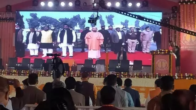 मुख्यमंत्री के साथ 50 हजार लोगों ने वंदे मातरम् गाकर बनाया विश्व रिकार्ड मुख्यमंत्री के साथ 50 हजार लोगों ने वंदे मातरम् गाकर बनाया विश्व रिकार्ड