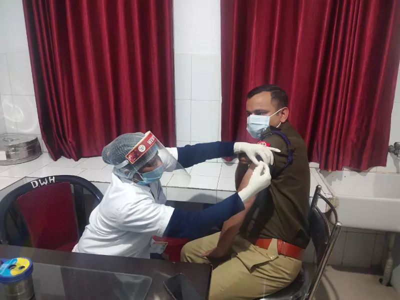 आईपीएस सतपाल अंतिल व दीपक कुमार ने भी लगवाया कोरोना टीका आईपीएस सतपाल अंतिल व दीपक कुमार ने भी लगवाया कोरोना टीका