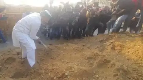 जहां कांटे लगे थे वहां किसानों ने लगाए फूल जहां कांटे लगे थे वहां किसानों ने लगाए फूल