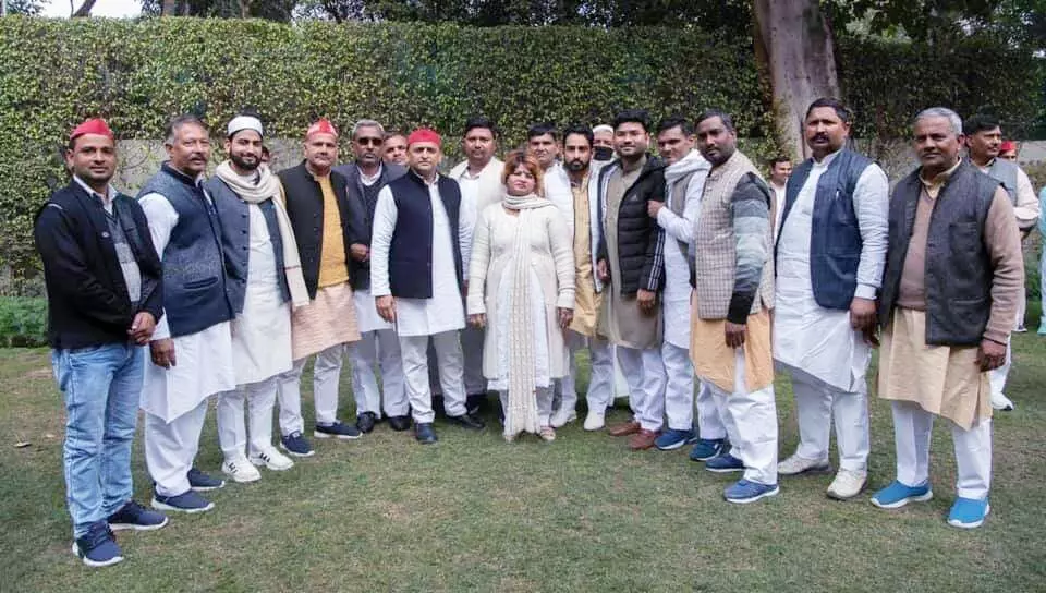 उमा किरण के साथ अखिलेश यादव से मिले पुरकाजी के कार्यकर्ता उमा किरण के साथ अखिलेश यादव से मिले पुरकाजी के कार्यकर्ता