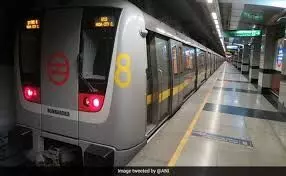 चक्का जाम के चलते दिल्ली के आठ मेट्रो स्टेशन बंद, ड्रोन से निगरानी चक्का जाम के चलते दिल्ली के आठ मेट्रो स्टेशन बंद, ड्रोन से निगरानी