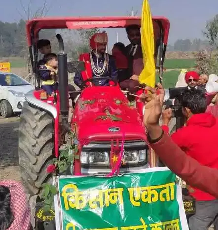 ट्रैक्टर पर दूल्हा-दुल्हन, बारातियों के हाथ में झंडे ट्रैक्टर पर दूल्हा-दुल्हन, बारातियों के हाथ में झंडे