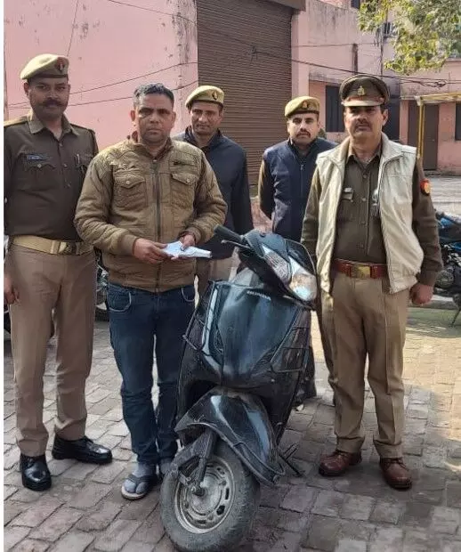 स्कूटी समेत शातिर चोर गिरफ्तार स्कूटी समेत शातिर चोर गिरफ्तार