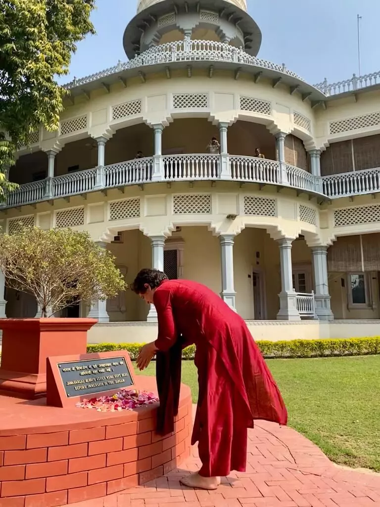प्रियंका गांधी ने प्रयागराज पहुंच संगम में लगाई डुबकी