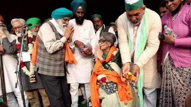 राकेश टिकैत को मिला महात्मा गांधी की पोती तारा गांधी का आशीर्वाद राकेश टिकैत को मिला महात्मा गांधी की पोती तारा गांधी का आशीर्वाद