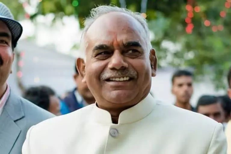 मुलायम सिंह यादव के समधी सपा विधायक पार्टी से निष्कासित मुलायम सिंह यादव के समधी सपा विधायक पार्टी से निष्कासित