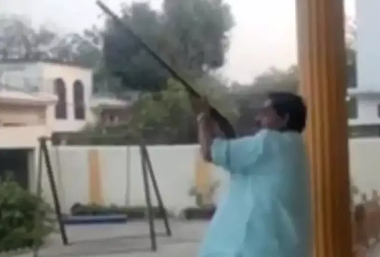 भाजपा नेता ने दादा बनने की खुशी में की हर्ष फायरिंग भाजपा नेता ने दादा बनने की खुशी में की हर्ष फायरिंग