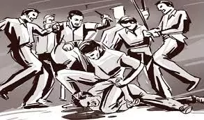 हिस्ट्रीशीटर ने छात्रा को जबरन रोककर भरी मांग, भीड़ ने पीटा हिस्ट्रीशीटर ने छात्रा को जबरन रोककर भरी मांग, भीड़ ने पीटा