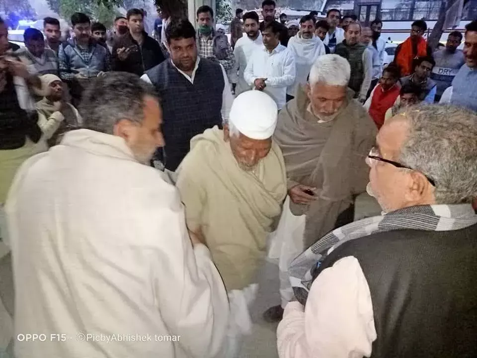 खाप चौधरी से मिलने पहुंचे मोदी-योगी के मंत्रियों का हुआ विरोध खाप चौधरी से मिलने पहुंचे मोदी-योगी के मंत्रियों का हुआ विरोध