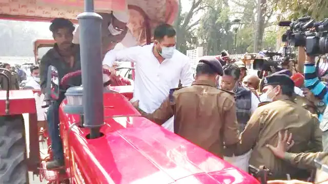ट्रैक्टर लेकर विधानसभा में पहुंचे तेजस्वी यादव ट्रैक्टर लेकर विधानसभा में पहुंचे तेजस्वी यादव
