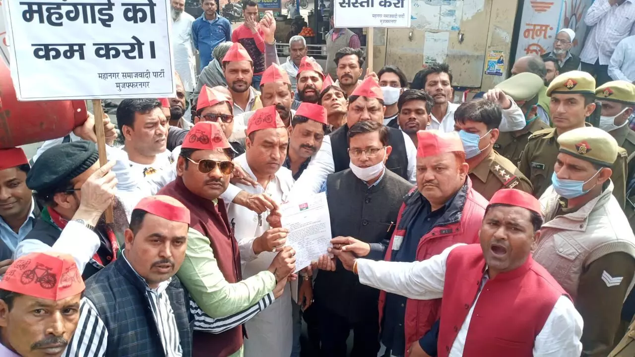 सिर पर सिलेंडर रख सपाईयों ने किया महंगाई के खिलाफ प्रदर्शन सिर पर सिलेंडर रख सपाईयों ने किया महंगाई के खिलाफ प्रदर्शन
