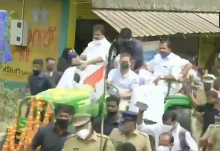 राहुल गांधी ने किसानों के समर्थन में चलाया ट्रैक्टर राहुल गांधी ने किसानों के समर्थन में चलाया ट्रैक्टर