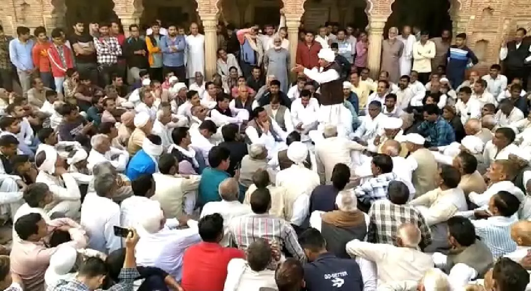 शौरम में मारपीट के बाद शाहपुर थाने का घेराव शौरम में मारपीट के बाद शाहपुर थाने का घेराव