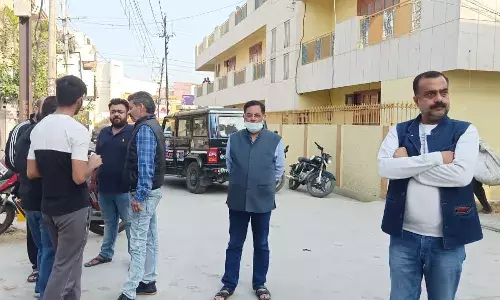 नई मंडी इलाके में बुजुर्ग दंपती से लाखों की ठगी नई मंडी इलाके में बुजुर्ग दंपती से लाखों की ठगी