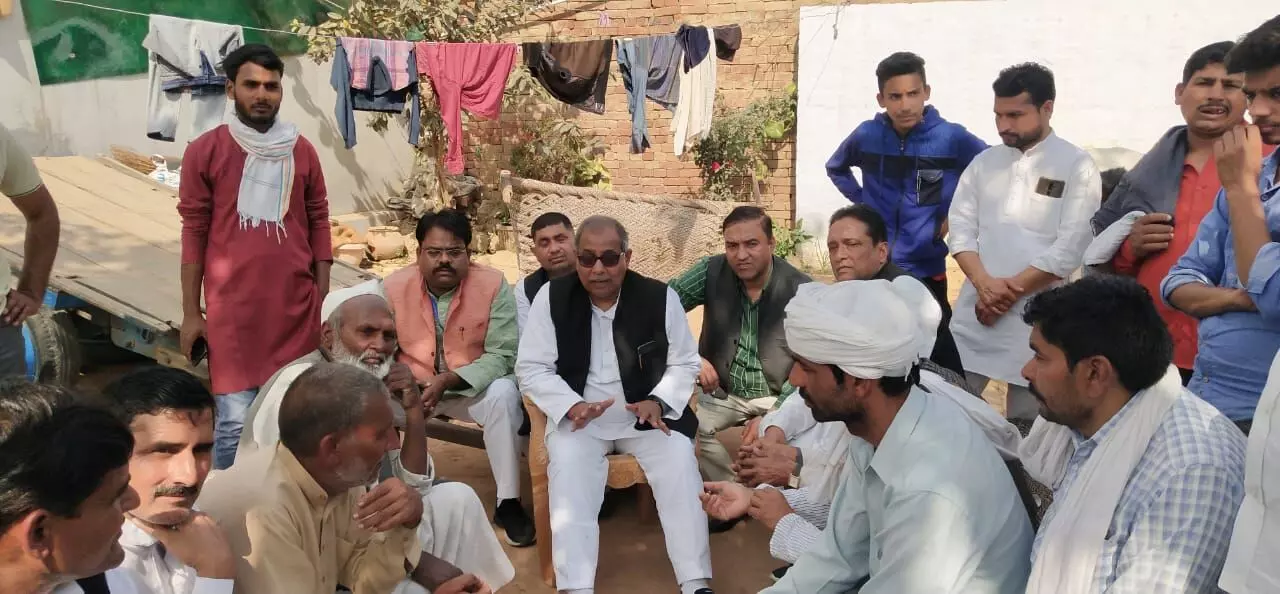 घायल किसानों से मिलने गांव सौरम पहुंचा सपा नेताओं का दल