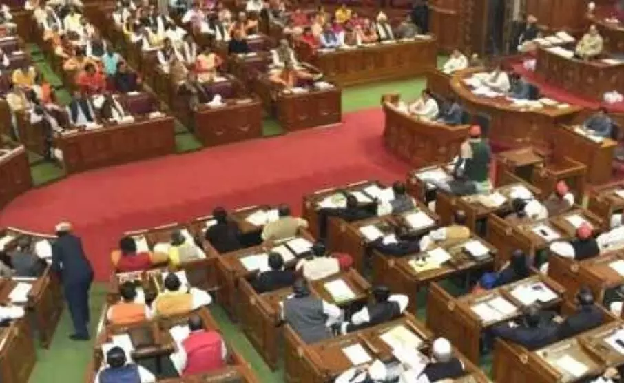 विधान परिषद के वेल में धरना व जमकर हंगामा
