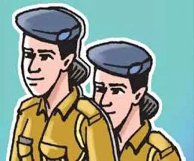 हद है मनचले ने महिला पुलिस कर्मी को कहाः इतनी पतली हो रायफल कैसे संभालती हो, धुनाई हद है मनचले ने महिला पुलिस कर्मी को कहाः इतनी पतली हो रायफल कैसे संभालती हो, धुनाई