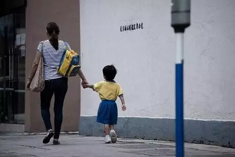 चीनी दंपत्ति को दो बच्चों वाली पाॅलिसी तोड़ने पर लगा 1 करोड़ का जुर्माना