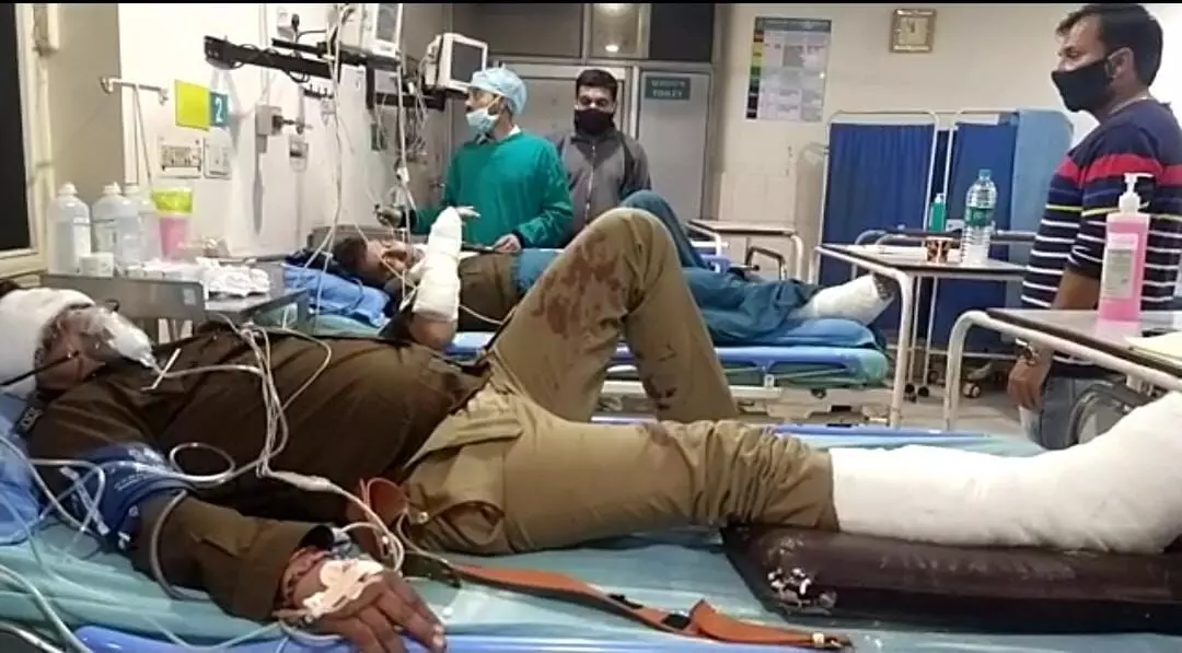 युवक को पकड़ने गई पुलिस को दौड़ा दौड़ा कर पीटा युवक को पकड़ने गई पुलिस को दौड़ा दौड़ा कर पीटा