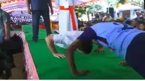 राहुल ने छात्राओं के साथ डांस करने के साथ लगाए पुश-अप्स राहुल ने छात्राओं के साथ डांस करने के साथ लगाए पुश-अप्स