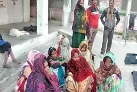 बेकाबू ट्रक पलटने से छह की मौत, 13 घायल बेकाबू ट्रक पलटने से छह की मौत, 13 घायल