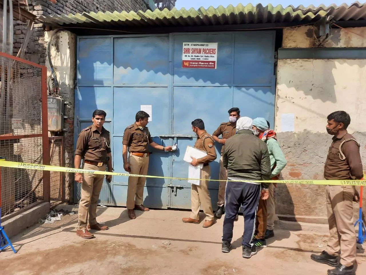 अवैध शराब के ढक्कन और रैपर बनाने वाली फैक्ट्री सील अवैध शराब के ढक्कन और रैपर बनाने वाली फैक्ट्री सील