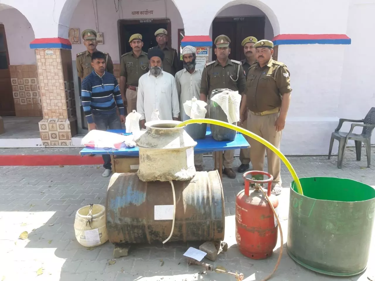 मुजफ्फरनगर में पकड़ी अवैध शराब भट्टी, 3 गिरफ्तार
