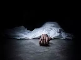 शर्मनाकः पिता की गोद में अस्पताल गेट पर तडपकर मर गई मासूम शर्मनाकः पिता की गोद में अस्पताल गेट पर तडपकर मर गई मासूम