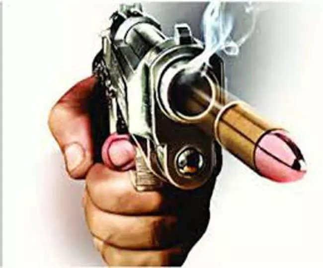 शराबी पुत्र ने पिता की हत्या की, पुलिस पर फायरिंग