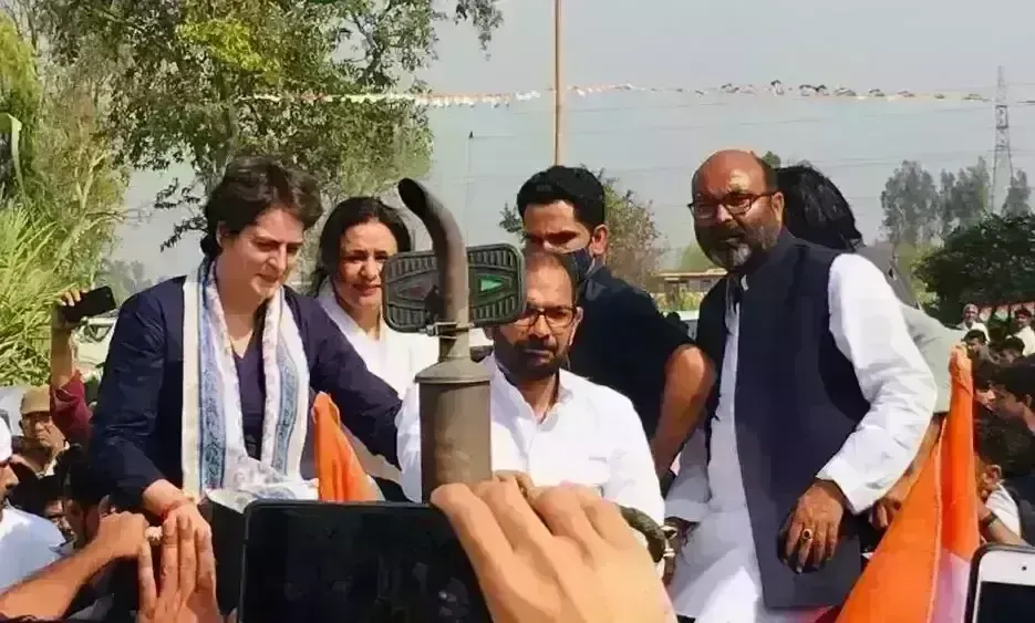 ट्रैक्टर पर बैठकर किसानों के बीच पहुंचीं प्रियंका