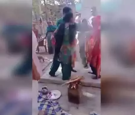 मुस्लिम दूल्हा, हिंदू दुलहन की शादी के लिए अंगीठी को बनाया हवन कुंड मुस्लिम दूल्हा, हिंदू दुलहन की शादी के लिए अंगीठी को बनाया हवन कुंड