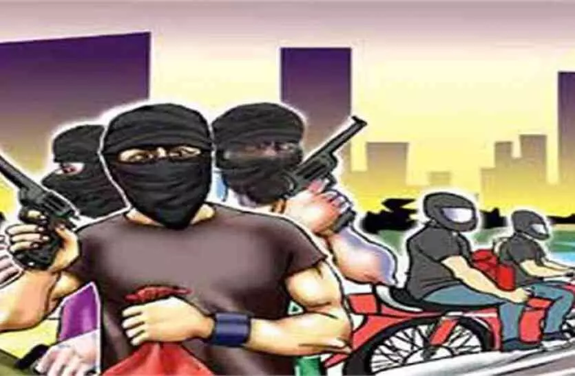 लखनऊ में दिनदहाड़े लाइव लूट से हड़कम्प