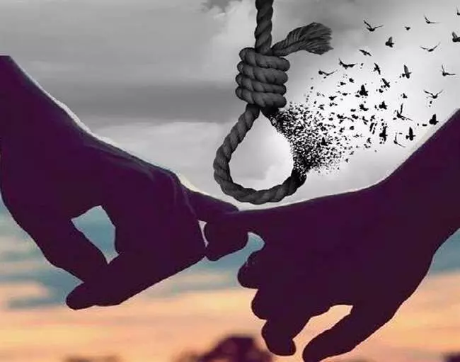 प्रेमी-प्रेमिका के शव पेड़ से लटके मिले प्रेमी-प्रेमिका के शव पेड़ से लटके मिले