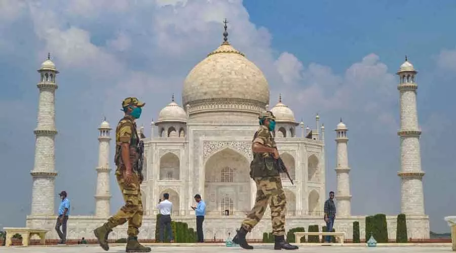 महाशिवरात्रि पर ताजमहल में शिव पूजा करने पहुंचे हिंदू महासभा समर्थक हिरासत में महाशिवरात्रि पर ताजमहल में शिव पूजा करने पहुंचे हिंदू महासभा समर्थक हिरासत में