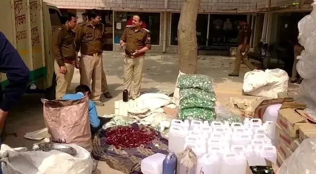 आरओ वाटर प्लांट में चल रही थी शराब फैक्ट्री, 30 लाख की अवैध मदिरा बरामद आरओ वाटर प्लांट में चल रही थी शराब फैक्ट्री, 30 लाख की अवैध मदिरा बरामद