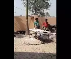 अब गाजियाबाद में रोटी पर थूकने का वीडियो वायरल अब गाजियाबाद में रोटी पर थूकने का वीडियो वायरल