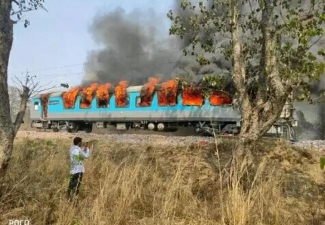 देहरादून शताब्दी ट्रेन के कोच में लगी भीषण आग देहरादून शताब्दी ट्रेन के कोच में लगी भीषण आग