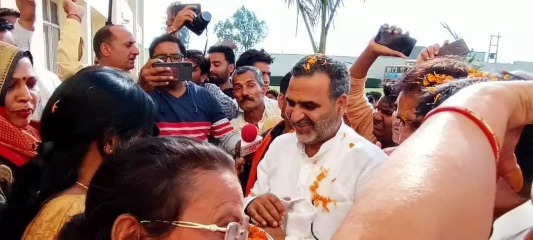 अजित सिंह के गढ़ में संजीव बालियान पर किसानों ने बरसाए फूल अजित सिंह के गढ़ में संजीव बालियान पर किसानों ने बरसाए फूल
