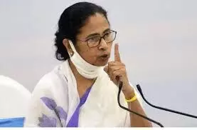 दर्द से ज्यादा जरूरी है फर्ज - कहते हुए व्हीलचेयर पर रैली में पहुंचीं ममता बनर्जी दर्द से ज्यादा जरूरी है फर्ज - कहते हुए व्हीलचेयर पर रैली में पहुंचीं ममता बनर्जी