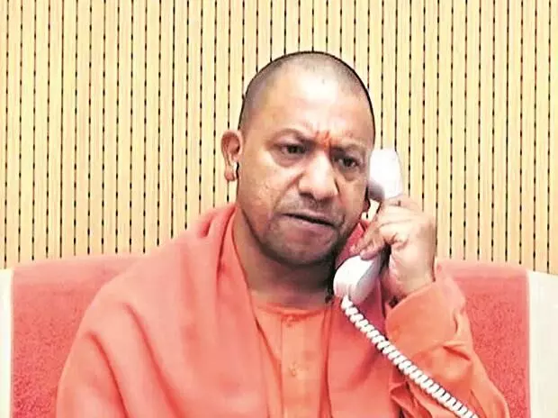 फोन उठाने में लापवाह अफसरों को योगी के सख्त निर्देश फोन उठाने में लापवाह अफसरों को योगी के सख्त निर्देश