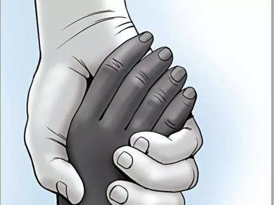 शौचालय के गडढे में गिरा बच्चा, बचाने में पांच की मौत शौचालय के गडढे में गिरा बच्चा, बचाने में पांच की मौत