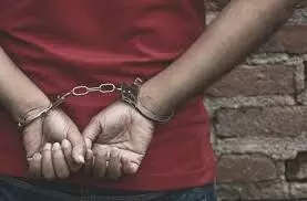 अपनी ही शादी में दावत के लिए गाय काटता दूल्हा गिरफ्तार, निकाह रद्द अपनी ही शादी में दावत के लिए गाय काटता दूल्हा गिरफ्तार, निकाह रद्द