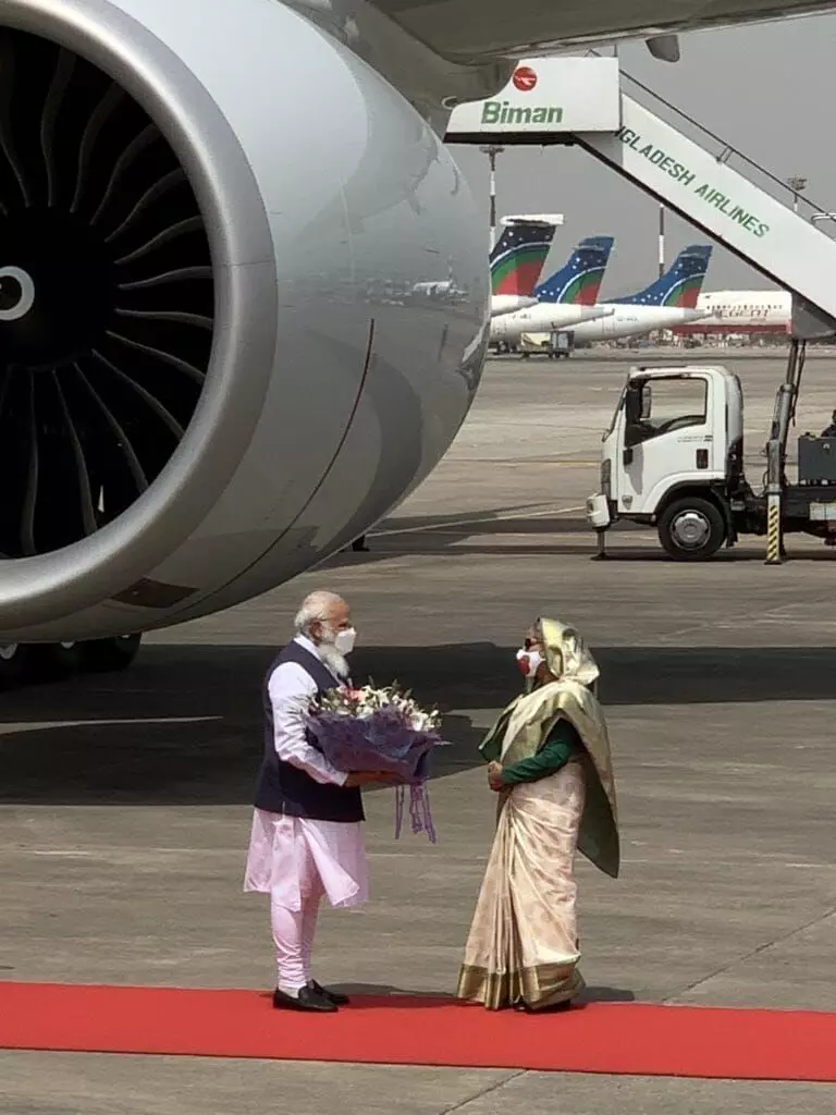 मोदी का बंगलादेश पहुंचने पर जोरदार स्वागत, वैक्सीन तोहफे पर जताया आभार मोदी का बंगलादेश पहुंचने पर जोरदार स्वागत, वैक्सीन तोहफे पर जताया आभार