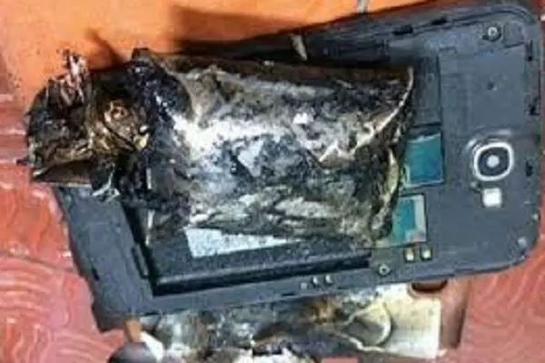 मोबाइल फोन की बैटरी फटी, उड़ गया बच्चे का चेहरा