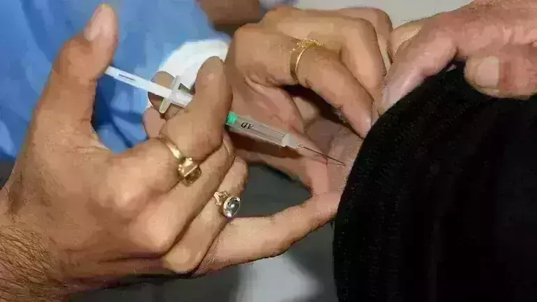 कोरोना वैक्सीन लगवाने के 1 घंटे बाद ही व्यक्ति की मौत, मचा हड़कम्प कोरोना वैक्सीन लगवाने के 1 घंटे बाद ही व्यक्ति की मौत, मचा हड़कम्प