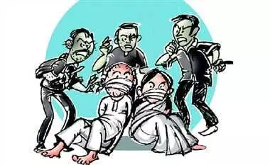 पति के सामने ही निर्वस्त्र कर महिला से गैंग रेप, वीडियो बनाई पति के सामने ही निर्वस्त्र कर महिला से गैंग रेप, वीडियो बनाई