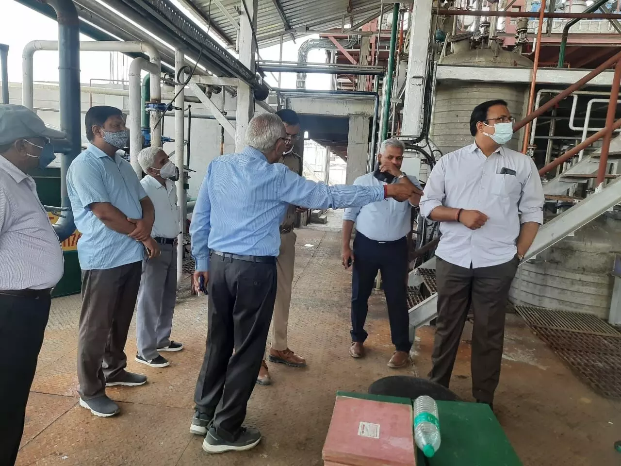 मुजफ्फरनगर की डिस्टलरियों पर अफसरों का छापा मुजफ्फरनगर की डिस्टलरियों पर अफसरों का छापा