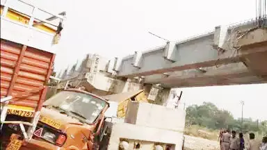 दिल्ली में रेलवे के निर्माणाधीन पुल का हिस्सा गिरने से एक की मौत