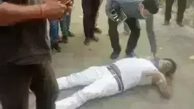 भाजपा विधायक ने किया कुर्ता फाड प्रदर्शन भाजपा विधायक ने किया कुर्ता फाड प्रदर्शन