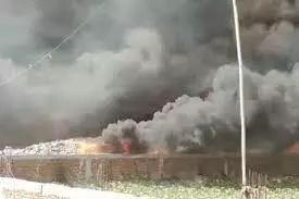 नोएडा की 150 झुग्गियों में आग, दो बच्चों की मौत